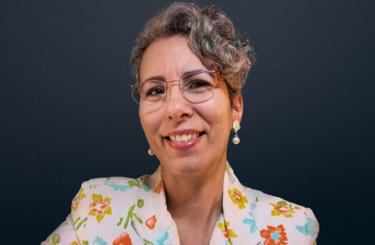 Professora, poeta e apresentadora de “lives”