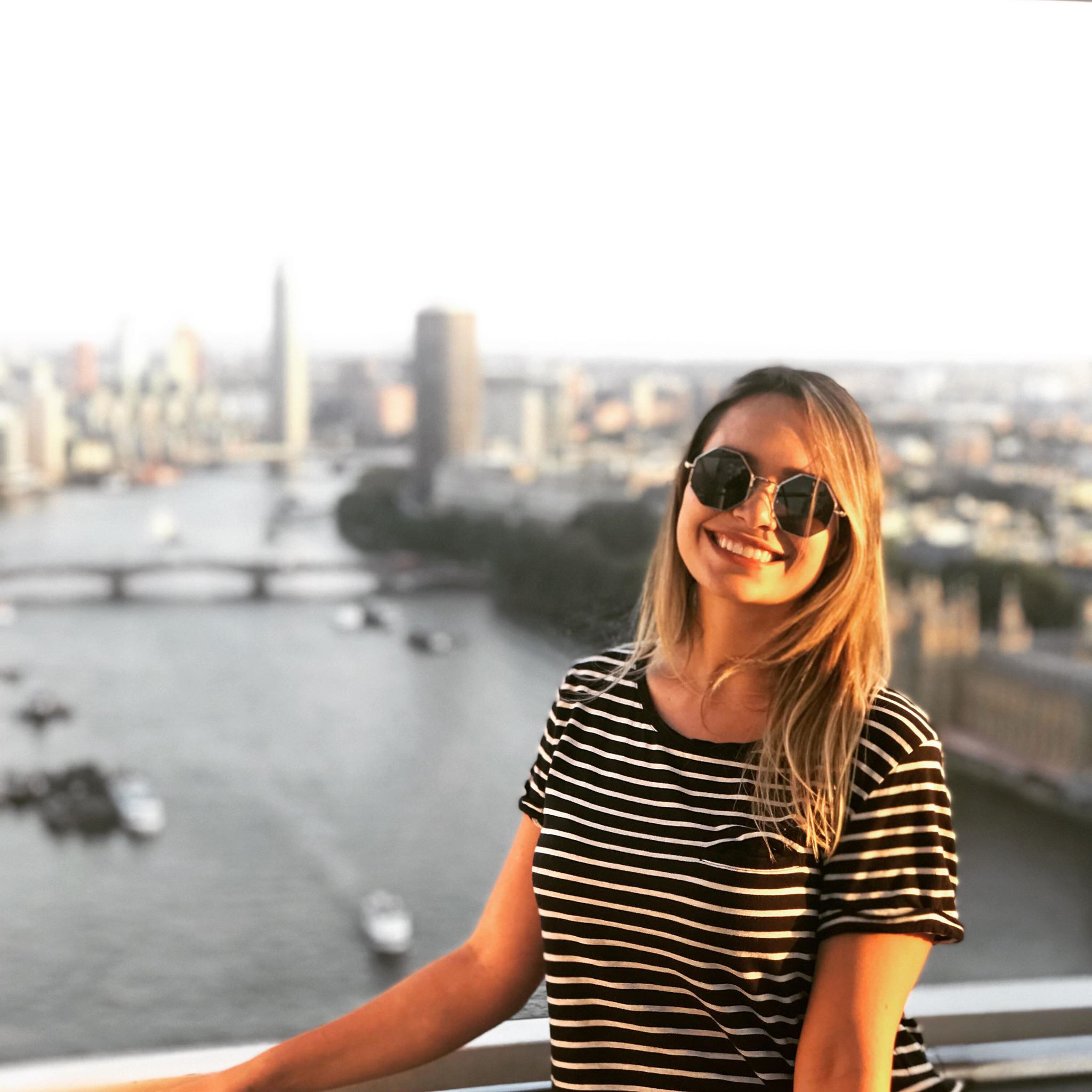 Em pouco mais de um ano de vida em Londres, Helo foi de funcionária braçal em restaurante a conquistar uma vaga no escritório de um banco