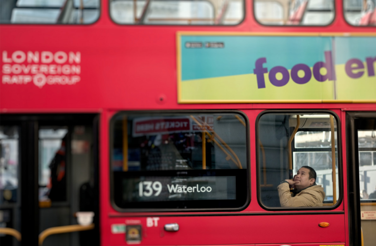 Sadiq Khan é instado a rever o congelamento das tarifas de transporte
